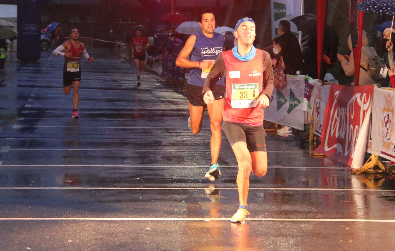 Cientos de personas despiden el año a la carrera en la capital leonesa donde la lluvia también fue protagonista.