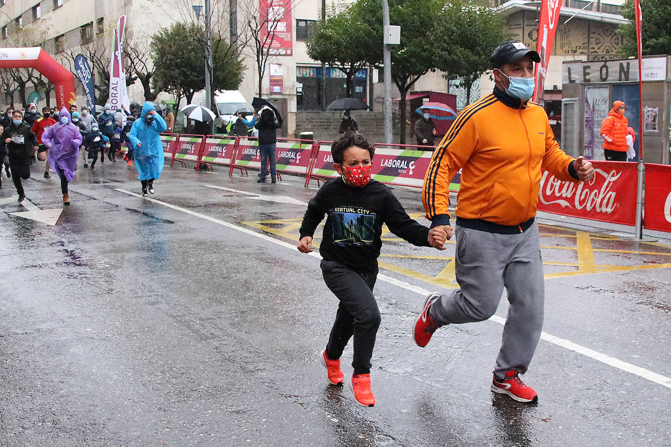 Cientos de personas despiden el año a la carrera en la capital leonesa donde la lluvia también fue protagonista.