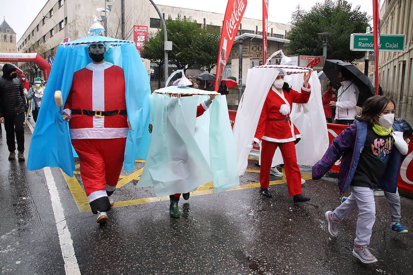 Cientos de personas despiden el año a la carrera en la capital leonesa donde la lluvia también fue protagonista.