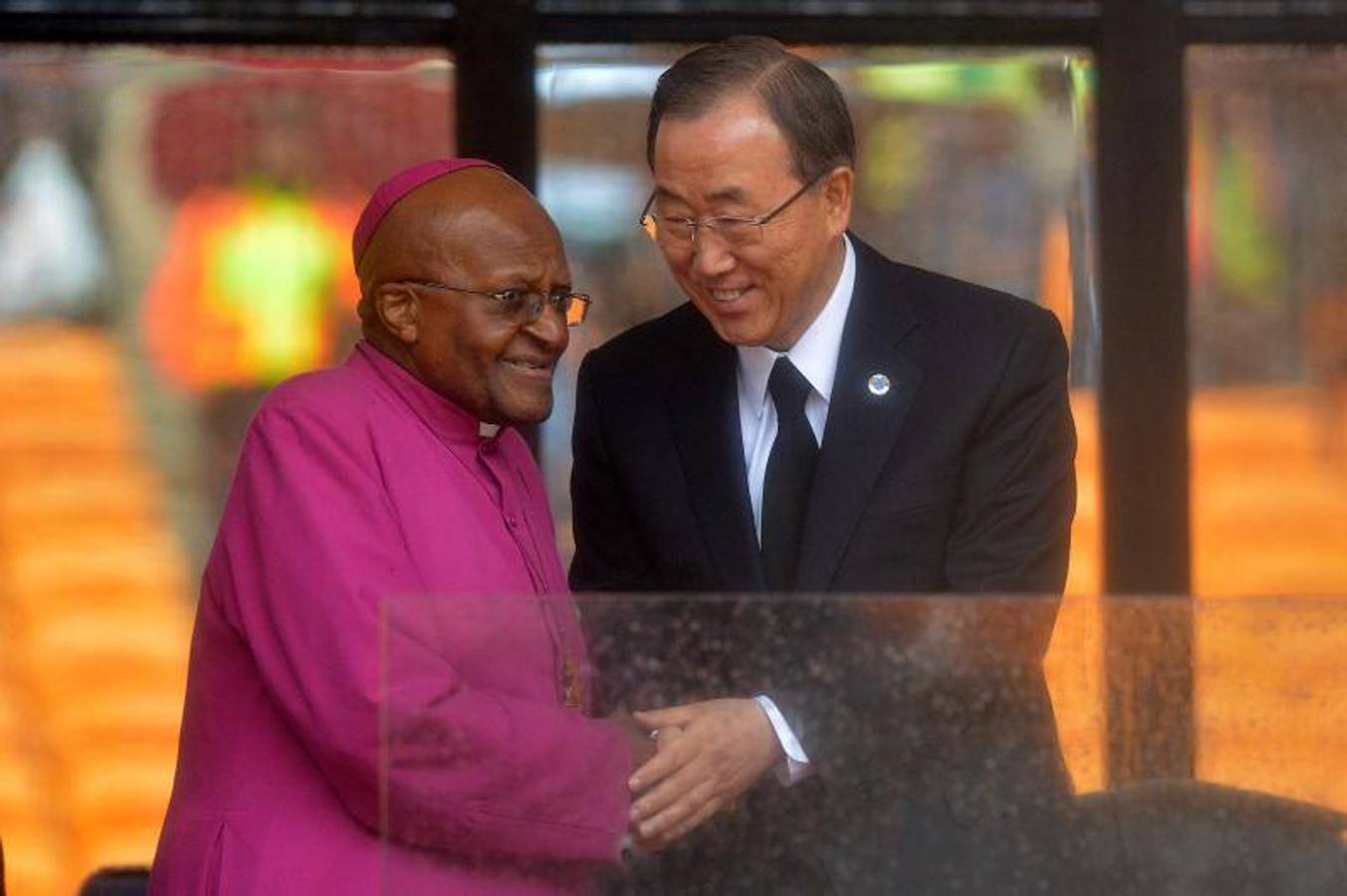 Encuentro en 2013 de Desmond Tutu con el entonces Secretario General de las Naciones Unidas, Ban Ki-moon, durante el funeral de Nelson Mandela.