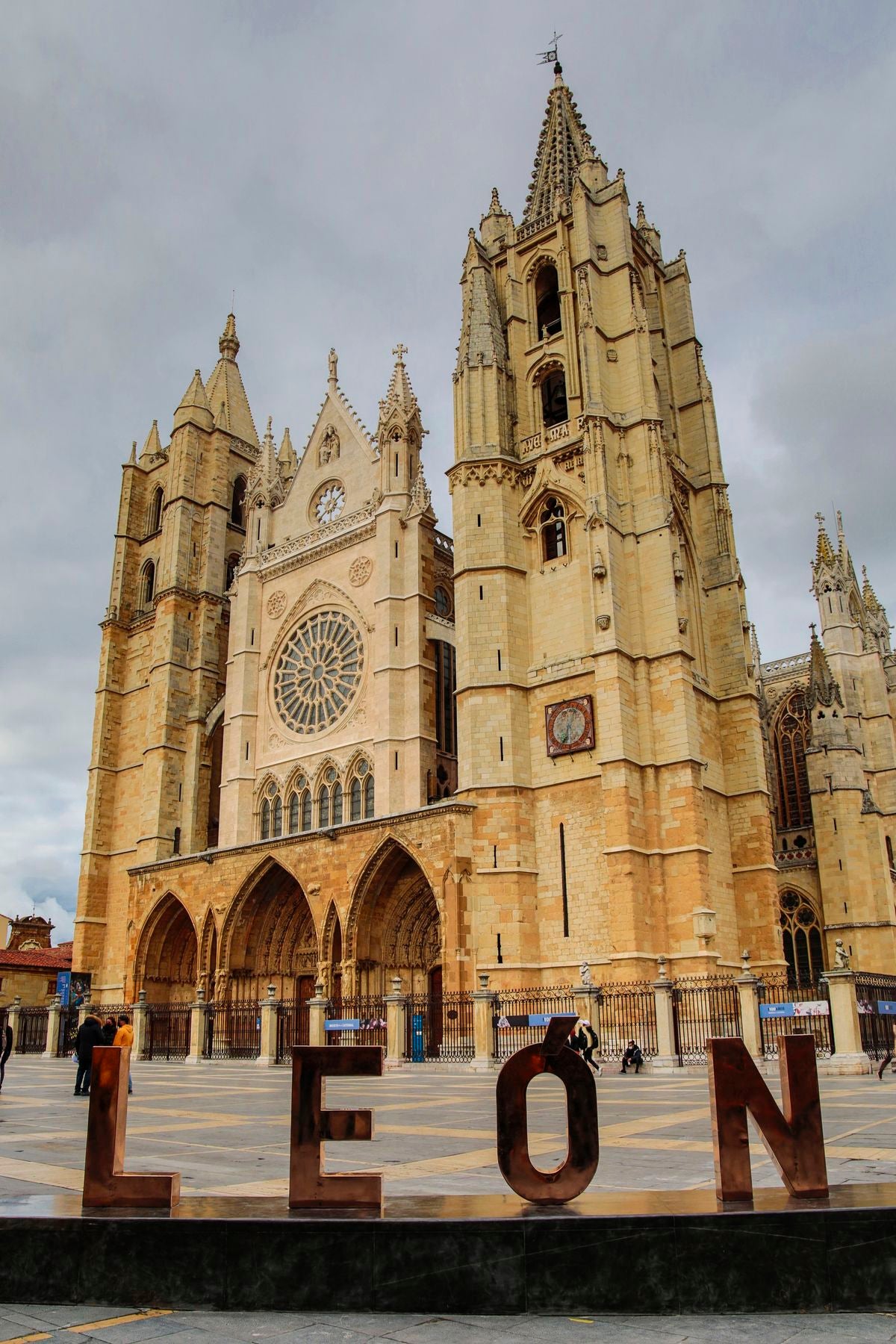 Las letras de León estrenaron nueva ubicación en abril de 2021, un sitio mucho más 'fotografiable' con la Catedral de fondo