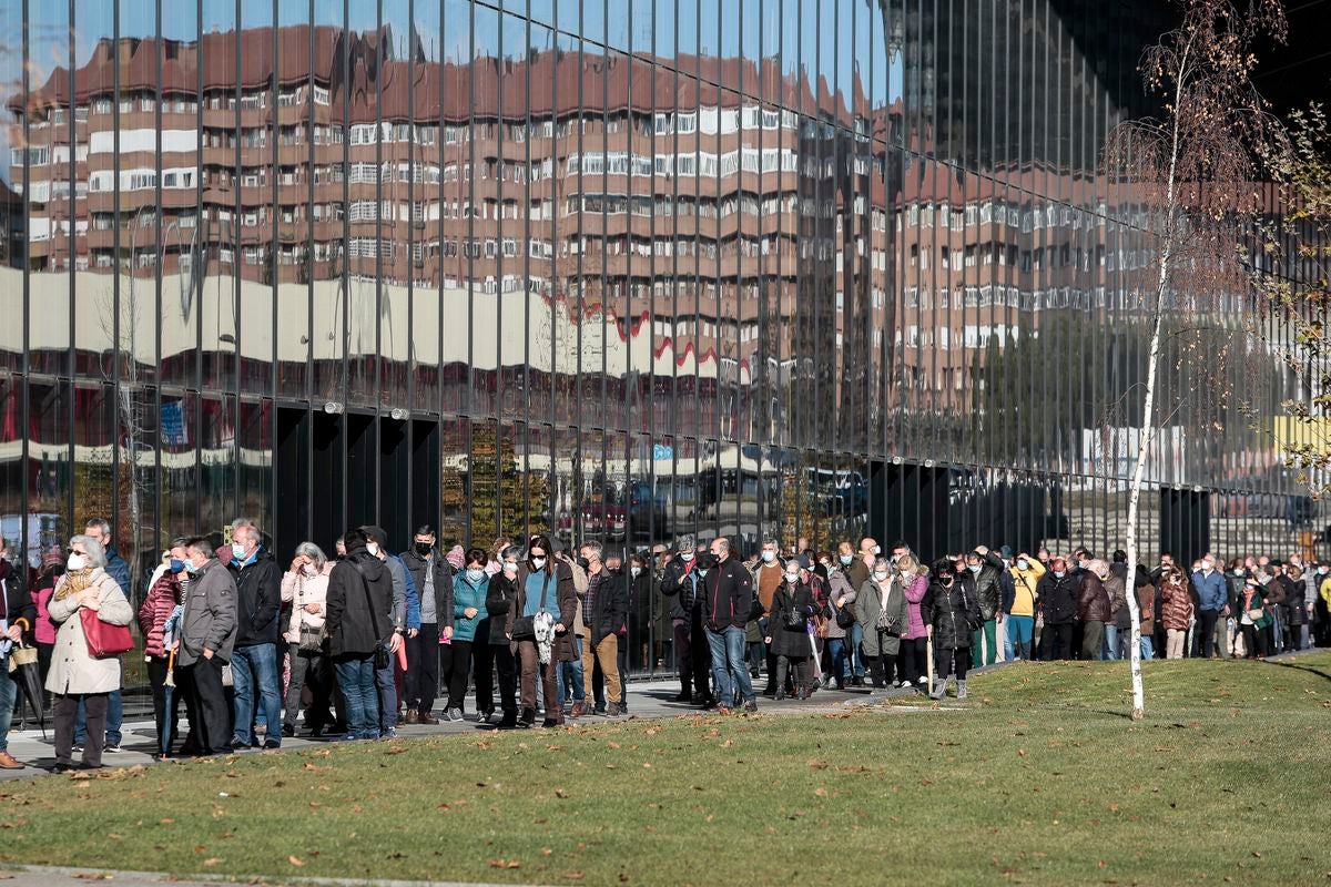 El Palacio de Congresos y exposiciones vuelve a congregar a cientos de leoneses para ponerse la tercera dosis de la vacuna contra la Covid-19.