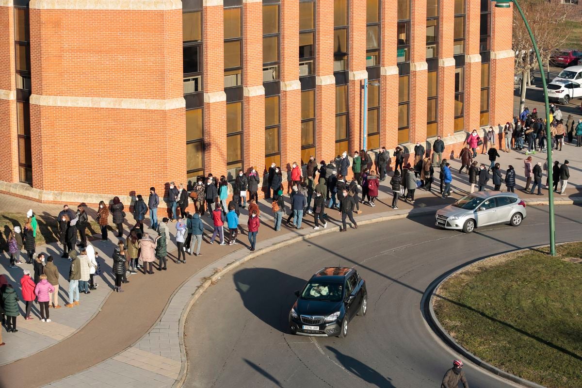 Cientos de leoneses acuden a hacerse el test de antígenos al campus de Vegazana