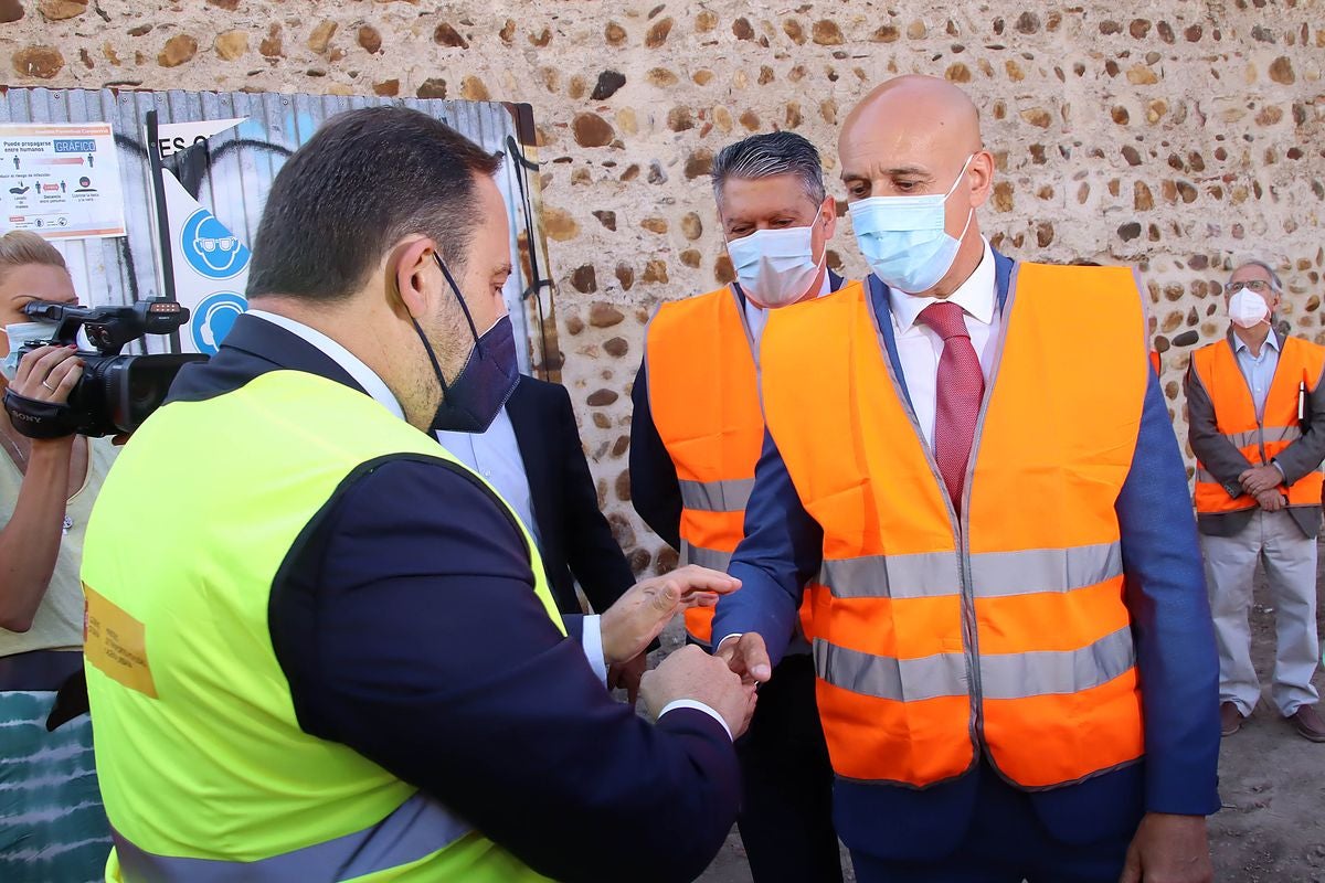 El exminstro Ábalos y el alcalde de la ciudad, José Antonio Diez se saludan durante la visita del primero a la ciudad