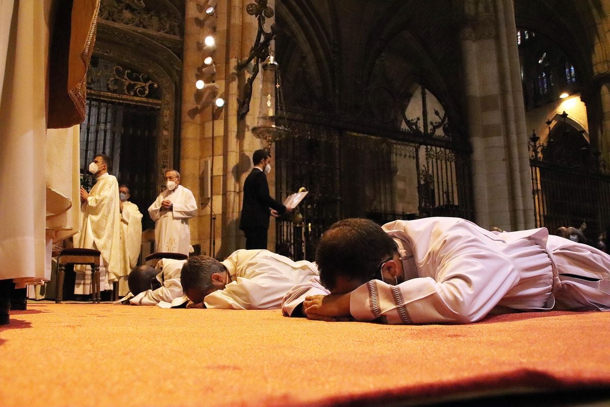 La Diócesis de León ordenó tres nuevos sacerdotes, los primeros del obispo, Luis Ángel de las Heras