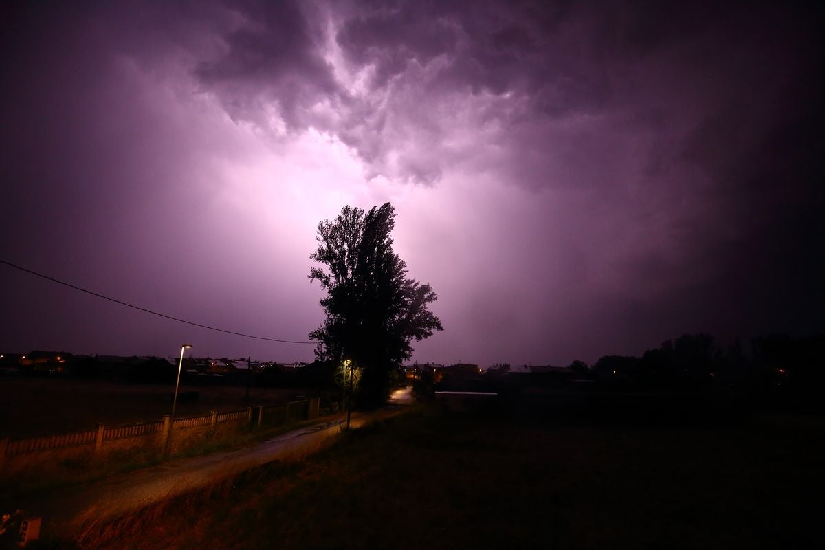 Una intensa tormenta nocturna cayó sobre el Bierzo dejando esta instantánea