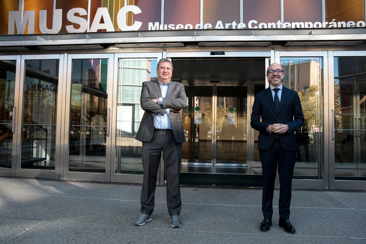 Álvaro Rodríguez Fominaya es nombrado como nuevo director del Musac, en la fotografía posa junto al consejero de Cultura Javier Ortega