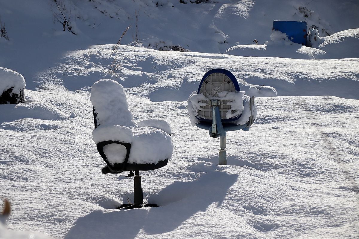 La fuerte nevada caída durante el último sábado de noviembre dejó fotografías tan curiosas como esta de dos sillas cubiertas por la nieve