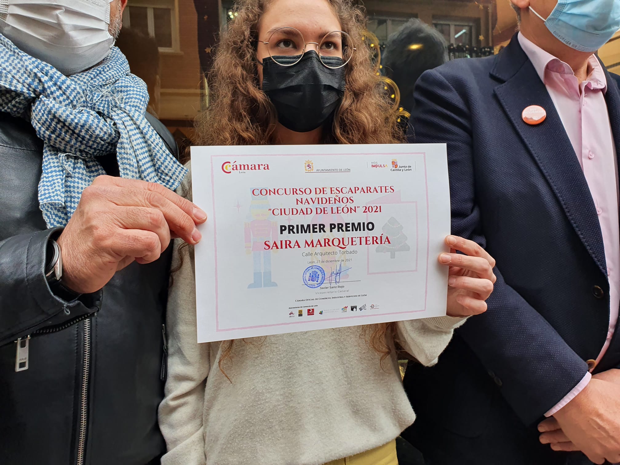 Entrega del primer premio del concurso de escaparates navideños 'Ciudad de León' 2021