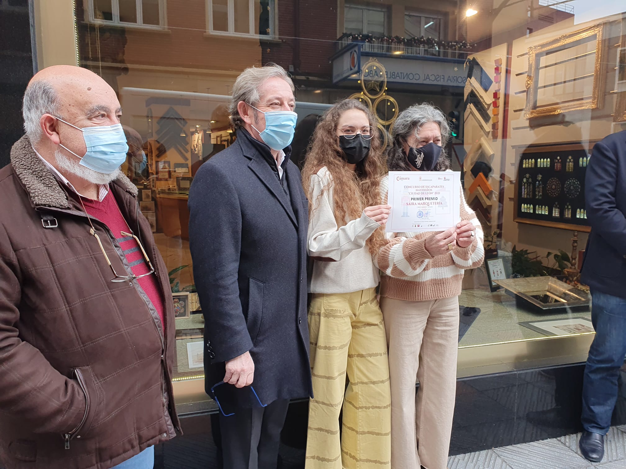 Entrega del primer premio del concurso de escaparates navideños 'Ciudad de León' 2021