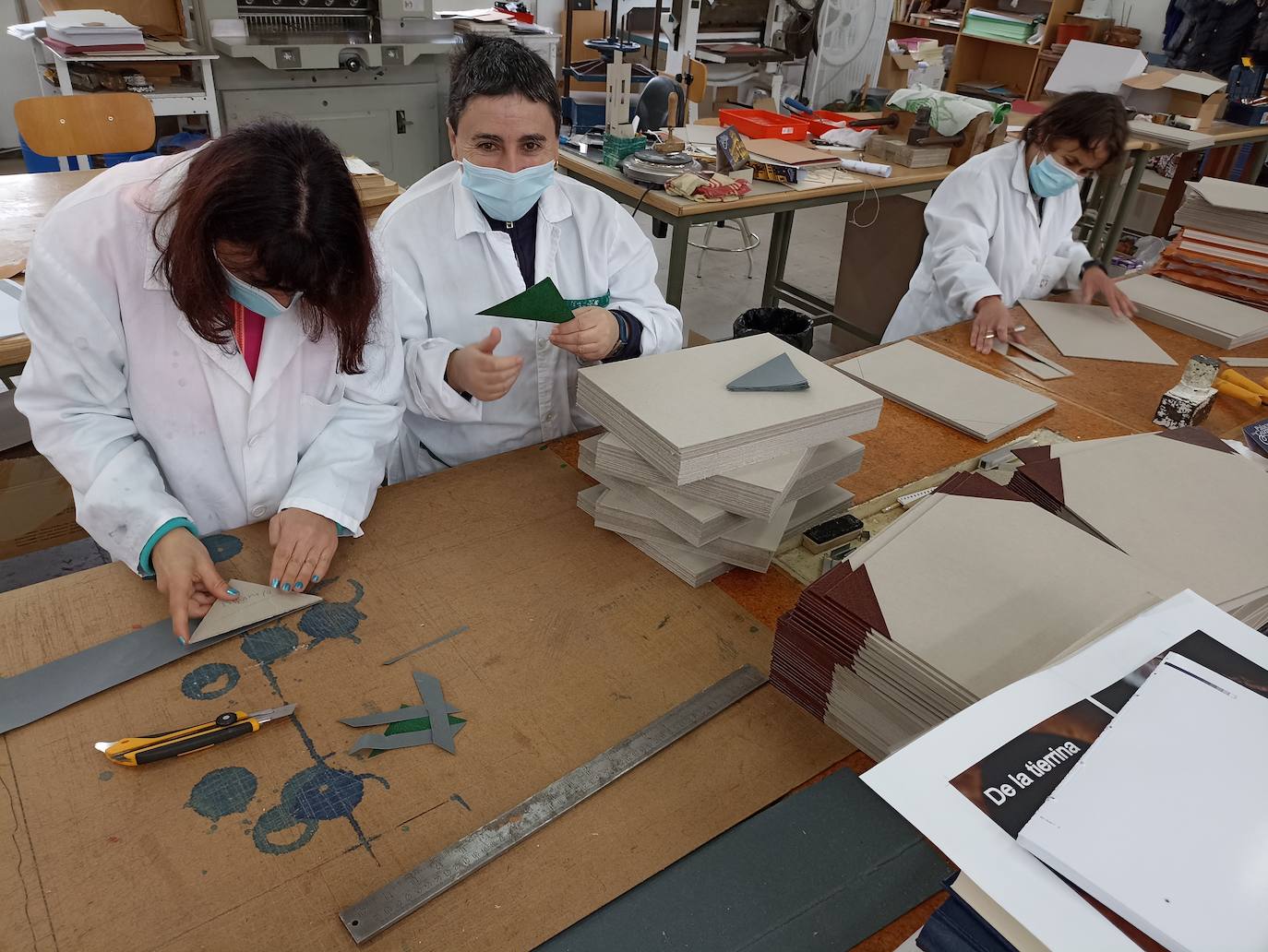 Alumnado en el Taller de Encuadernación en COSAMAI (Astorga).