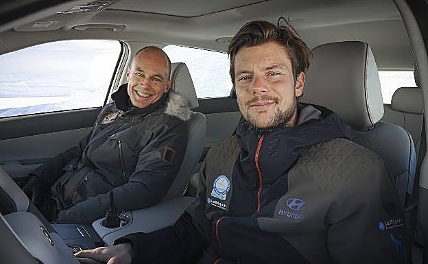 El piloto francés Adrien Tambay pilotó un NEXO de serie a 2.220 metros de altitud durante seis horas, dando un total de 190 vueltas con una sola carga.