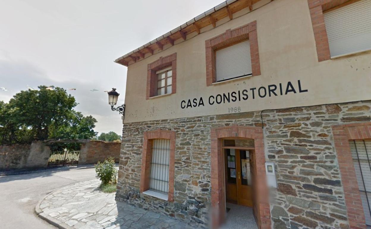 Imagen del ayuntamiento de la localidad berciana de Congosto. 