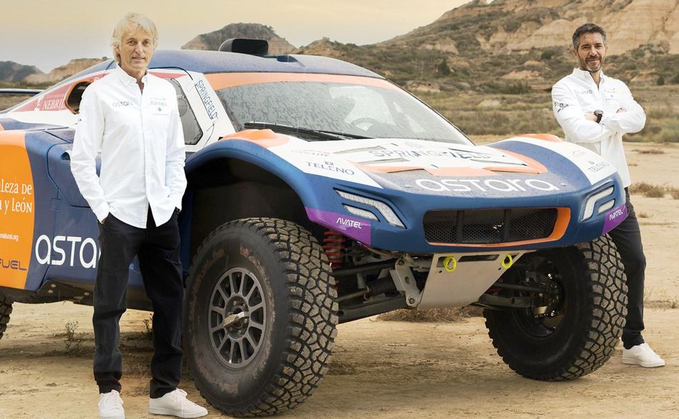 El aventurero leonés Jesús Calleja junto al competitivo Century CR6 con el que participa en la nueva edición del Dakar.