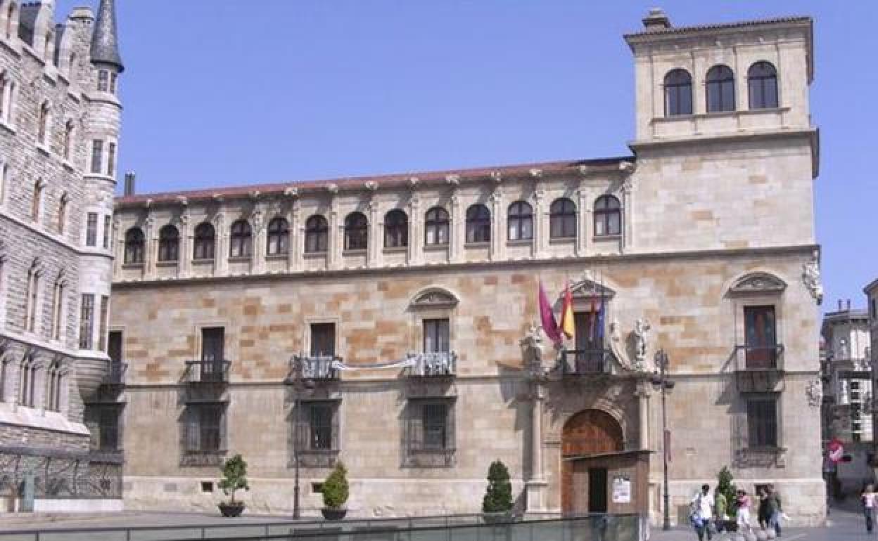 Fachada principal del Palacio de los Guzmanes, sede de la Diputación de León. 