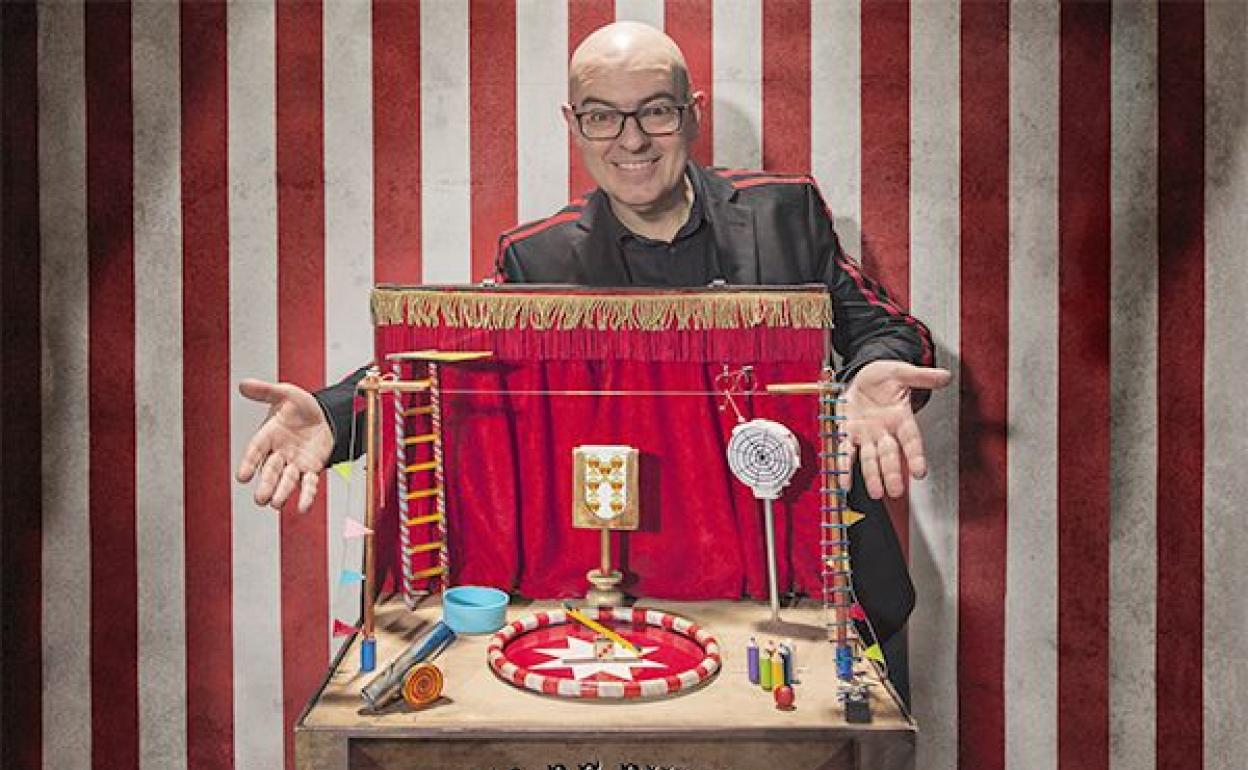 El Circo de Pulgas, el espectáculo que se desarrolla en la carpa de la Plaza de Regla. 