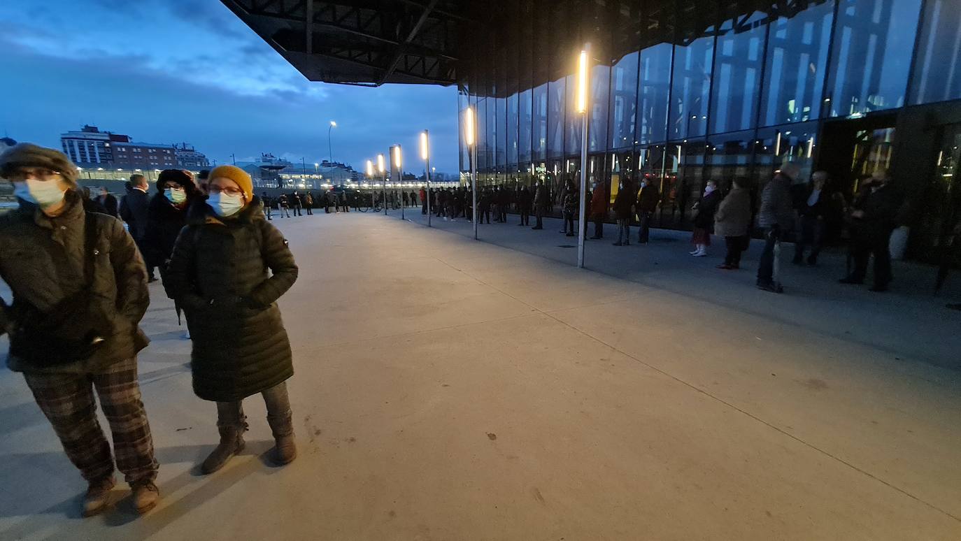 Una hora antes de la apertura de puertas en el 'vacunódromo' del Palacio de Exposiciones los leoneses 'de los 60' ya hacen cola para inocularse la tercera dosis | La cola, que ha llegado a alcanzar el kilómetro durante este martes, evidencia la alta respuesta al llamamiento. 