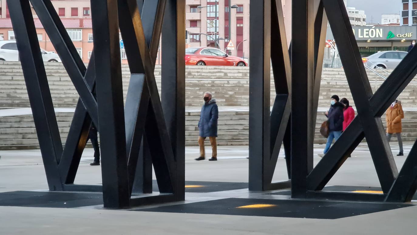 Una hora antes de la apertura de puertas en el 'vacunódromo' del Palacio de Exposiciones los leoneses 'de los 60' ya hacen cola para inocularse la tercera dosis | La cola, que ha llegado a alcanzar el kilómetro durante este martes, evidencia la alta respuesta al llamamiento. 