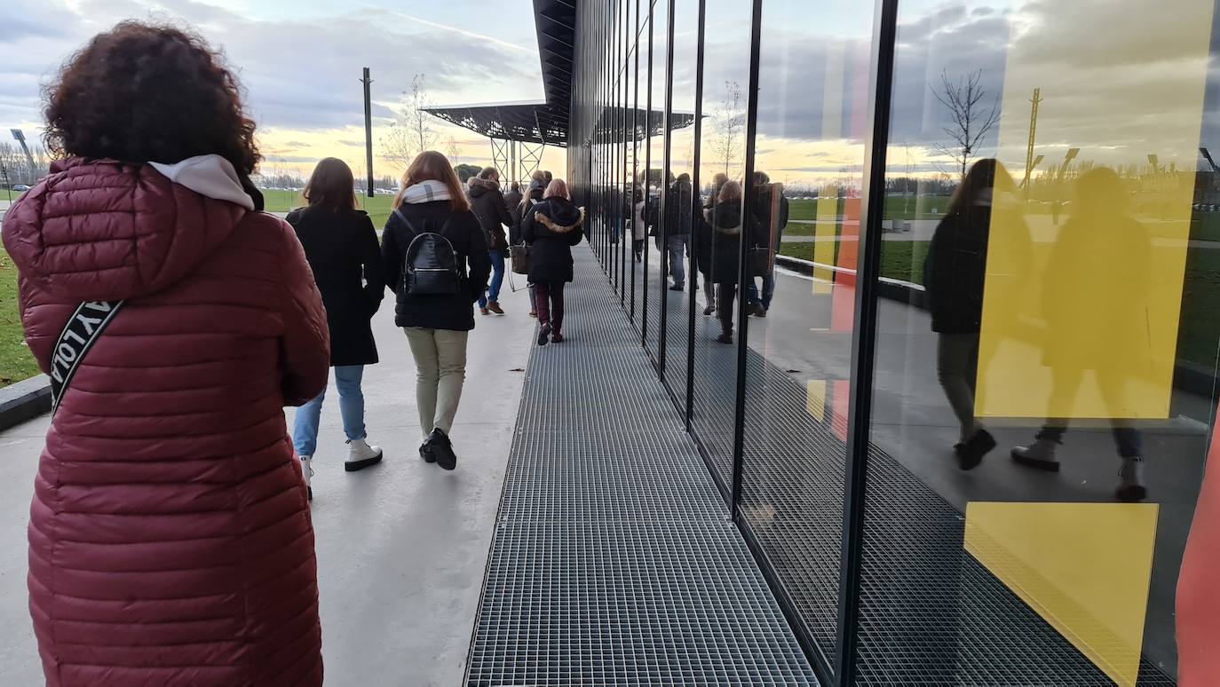 Una hora antes de la apertura de puertas en el 'vacunódromo' del Palacio de Exposiciones los leoneses 'de los 60' ya hacen cola para inocularse la tercera dosis | La cola, que ha llegado a alcanzar el kilómetro durante este martes, evidencia la alta respuesta al llamamiento. 