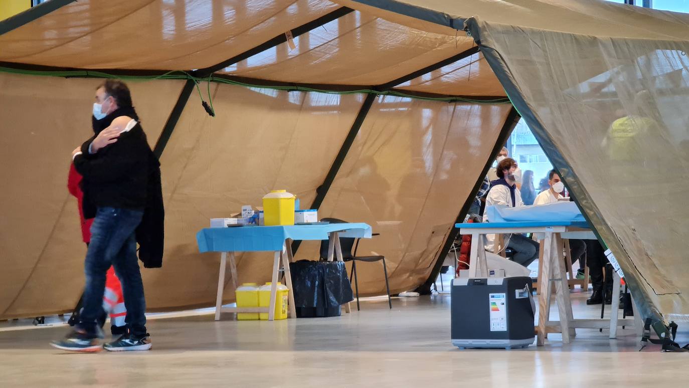 Una hora antes de la apertura de puertas en el 'vacunódromo' del Palacio de Exposiciones los leoneses 'de los 60' ya hacen cola para inocularse la tercera dosis | La cola, que ha llegado a alcanzar el kilómetro durante este martes, evidencia la alta respuesta al llamamiento. 