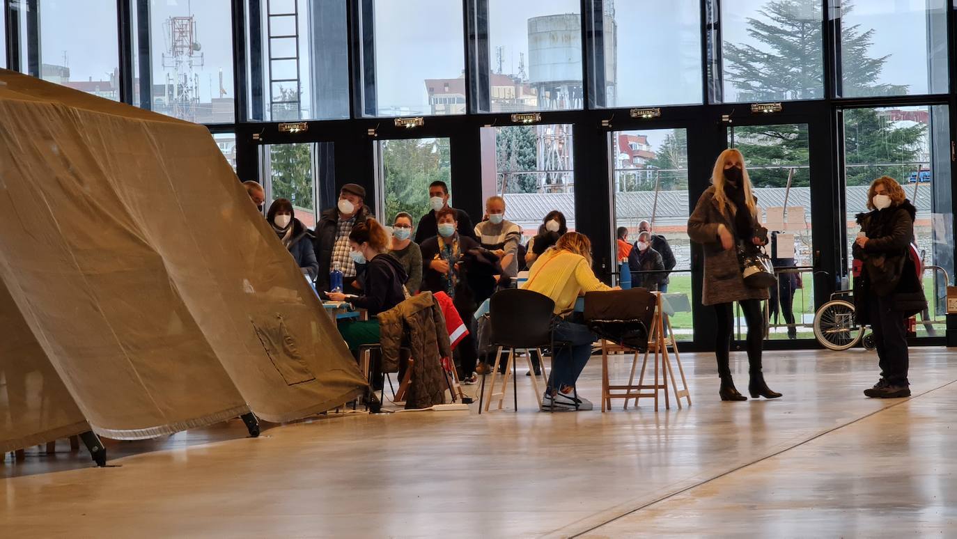 Una hora antes de la apertura de puertas en el 'vacunódromo' del Palacio de Exposiciones los leoneses 'de los 60' ya hacen cola para inocularse la tercera dosis | La cola, que ha llegado a alcanzar el kilómetro durante este martes, evidencia la alta respuesta al llamamiento. 