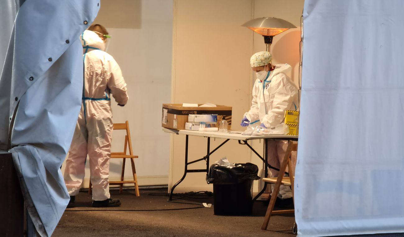 Una hora antes de la apertura de puertas en el 'vacunódromo' del Palacio de Exposiciones los leoneses 'de los 60' ya hacen cola para inocularse la tercera dosis | La cola, que ha llegado a alcanzar el kilómetro durante este martes, evidencia la alta respuesta al llamamiento. 