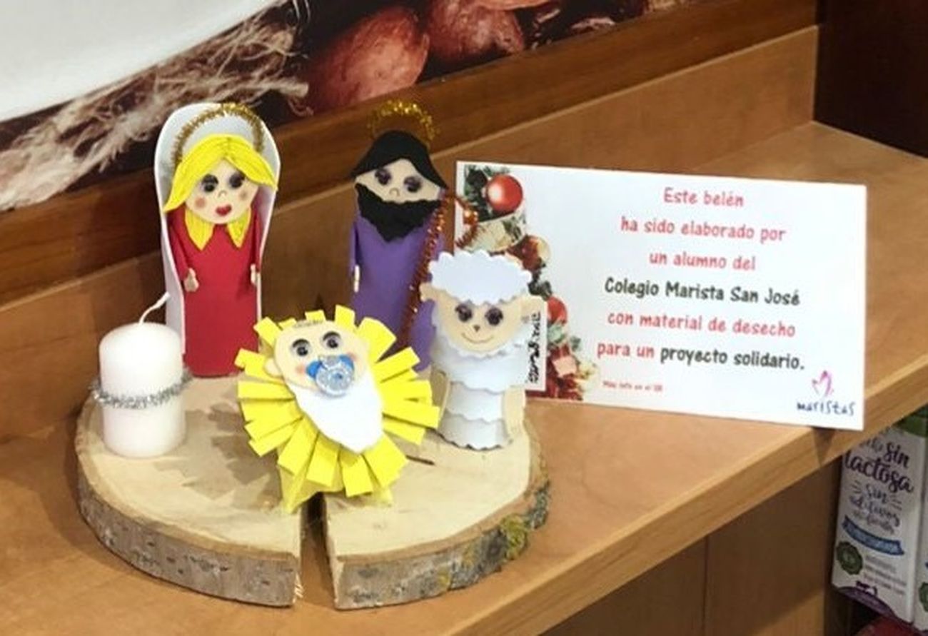 Varios establecimientos de la ciudad de León y provincia decoran este año sus escaparates con un belén solidario hecho con materiales de desecho por los alumnos de 6ºEPO del Colegio Marista San José. 