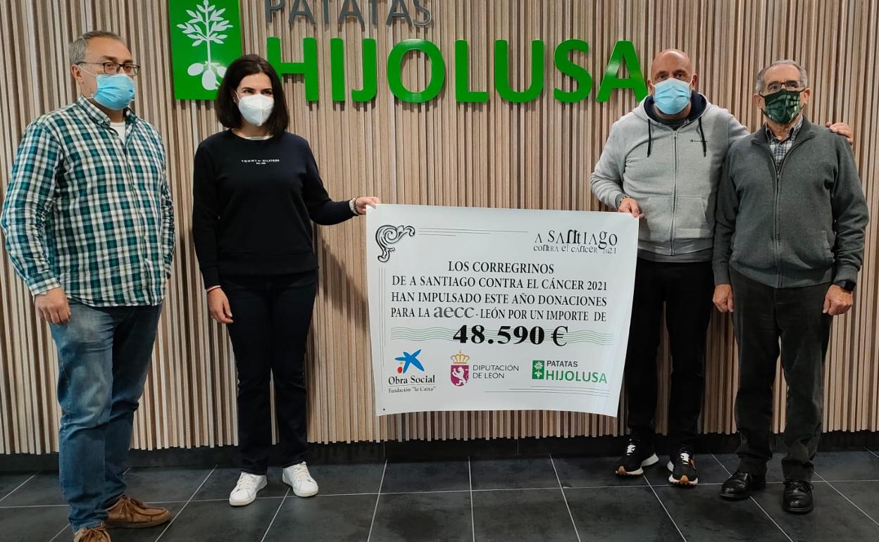 Entrega del cheque a Estanislao de Luis Calabuig, presidente de la aecc en León, con el CEO de Patatas Hijolusa, José Luis Gómez, como testigo y anfitrión.