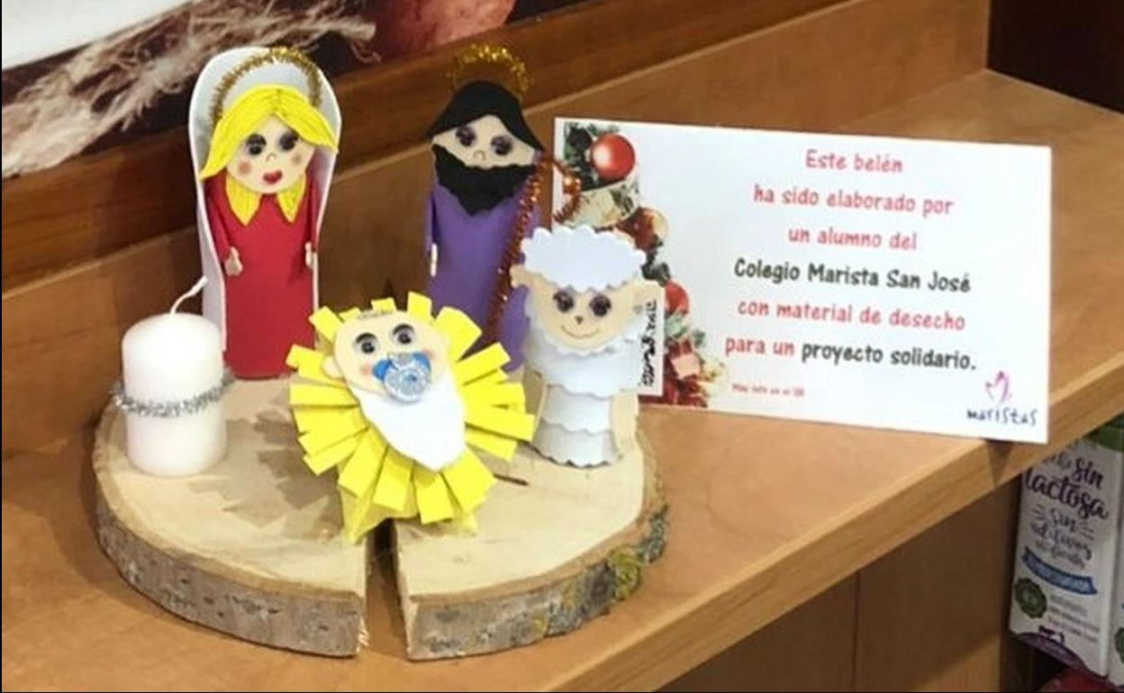 Imagen de uno de los belenes realizados por los alumnos del Colegio Maristas en los escaparates de un comercio de la capital. 