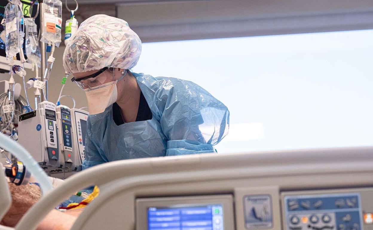 Imagen de un paciente en la unidad de críticos. Los pacientes crecen de forma exponencial en los hospitales de León. 