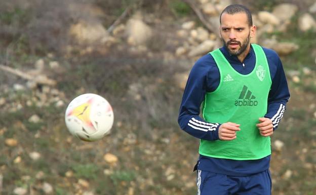 Yuri, delantero de la Ponferradina, durante una sesión de entrenamiento. En vídeo, Bolo durante la rueda de prensa de este jueves. 