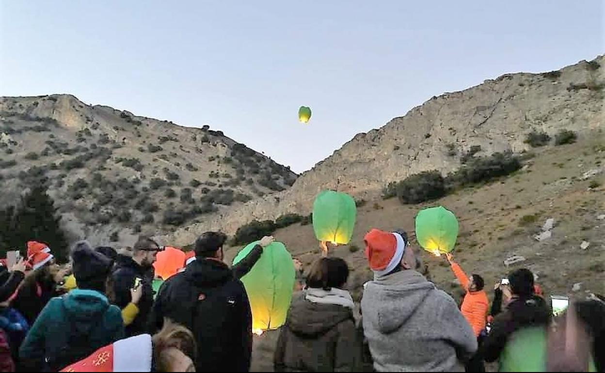 La marcha 'Duendes de Haeda' llega hasta la entrada al Pozo Ibarra, con una tradicional suelta de faroles. En la imagen, una edición anterior de la actividad.