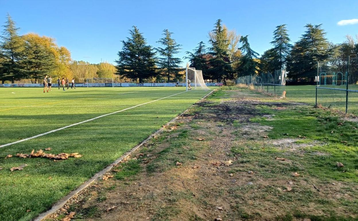 El Ayuntamiento ha impulsado este jueves un convenio para el cerramiento del campo de fútbol de La Granja. 