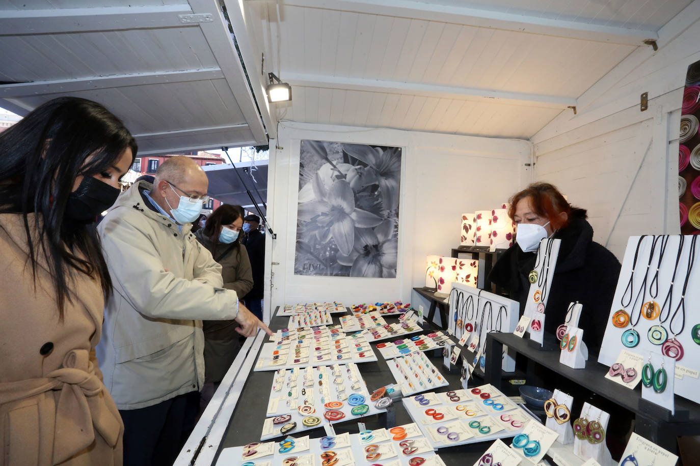 El candidato de Cs a la presidencia de la Junta de Castilla y León, Francisco Igea, y la vicealcaldesa de Madrid, Begoña Villacís, visitan el V Mercado del Producto Navideño en Valladolid