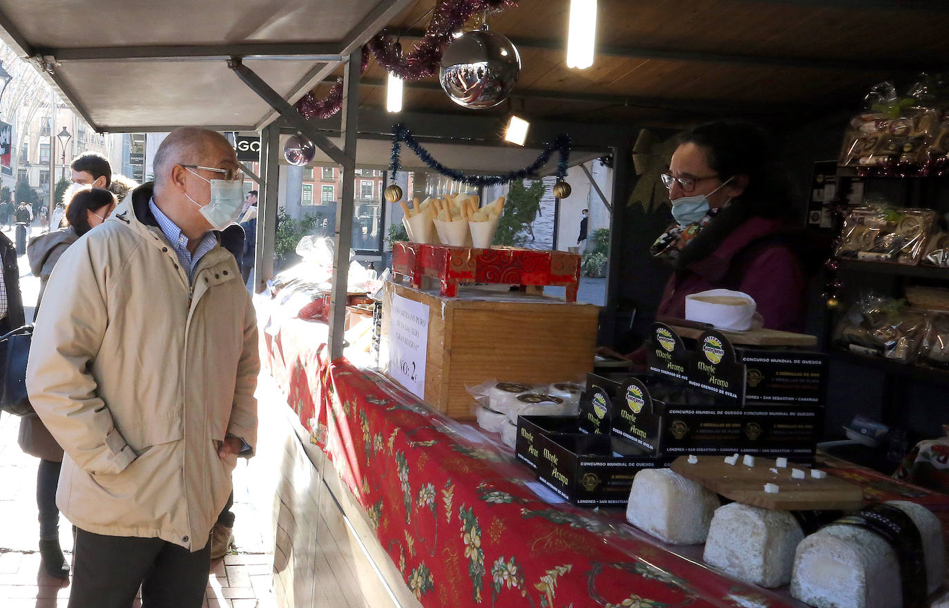 El candidato de Cs a la presidencia de la Junta de Castilla y León, Francisco Igea, y la vicealcaldesa de Madrid, Begoña Villacís, visitan el V Mercado del Producto Navideño en Valladolid