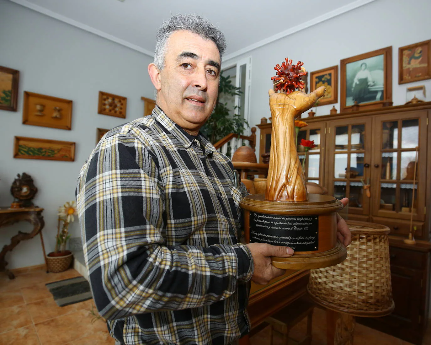 Este artista trabaja la madera para realizar sus creaciones en el municipio berciano de Cabañas Raras.