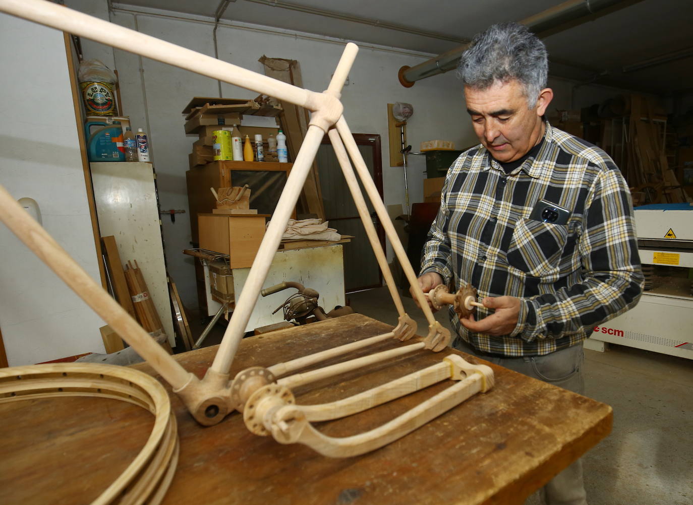 Este artista trabaja la madera para realizar sus creaciones en el municipio berciano de Cabañas Raras.