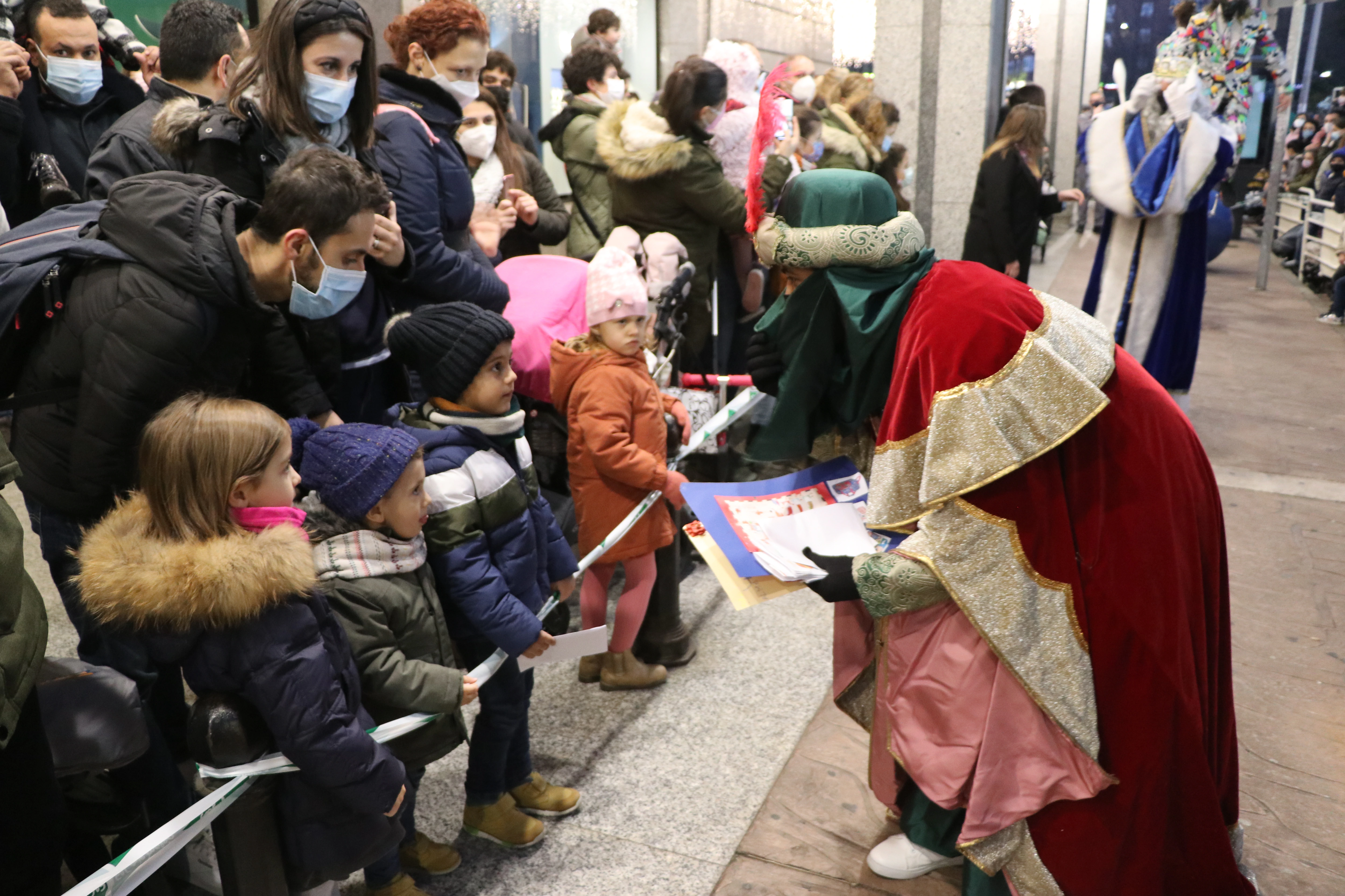 Sus Majestades Melchor, Gaspar y Baltasar han pasado por El Corte Inglés para recoger las peticiones de los niños y niñas leoneses