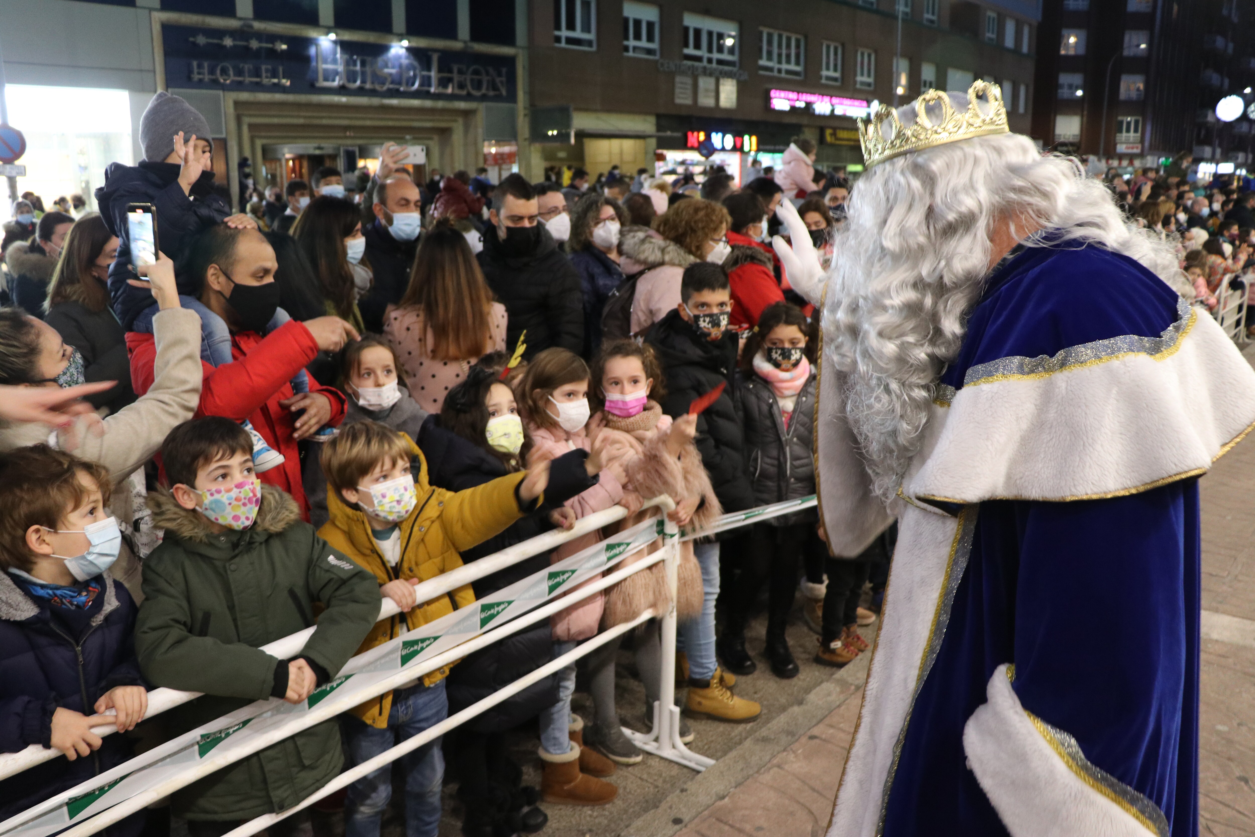 Sus Majestades Melchor, Gaspar y Baltasar han pasado por El Corte Inglés para recoger las peticiones de los niños y niñas leoneses