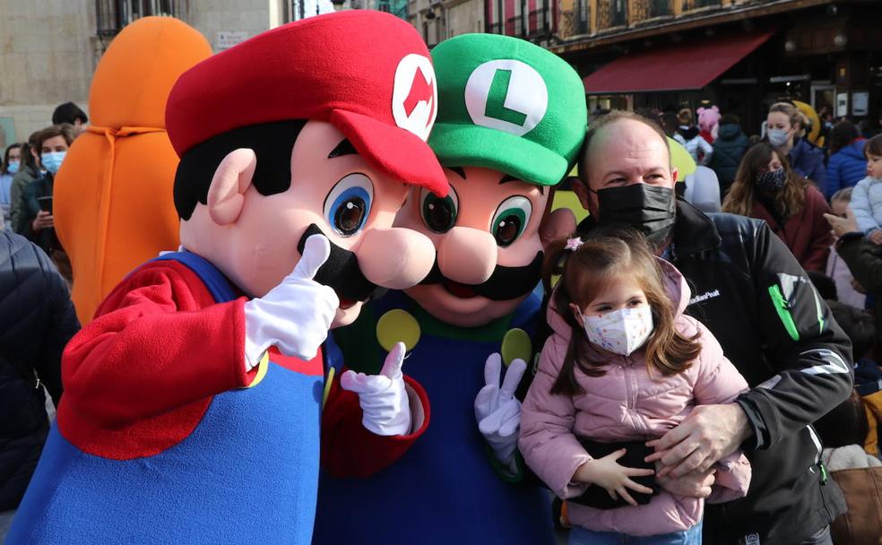 Los Minion, Super Mario y Luigi han hecho las delicias de los más pequeños en las principales calles de la ciudad de León.