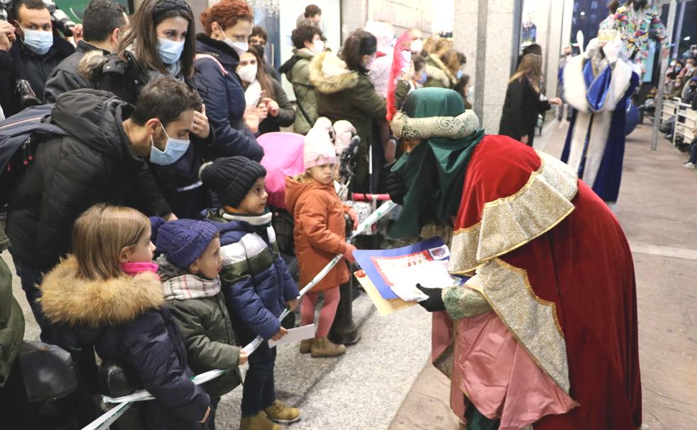 Los niños y niñas congregados frente a El Corte Inglés de León han podido saludar a los Reyes Magos y entregarles sus cartas.