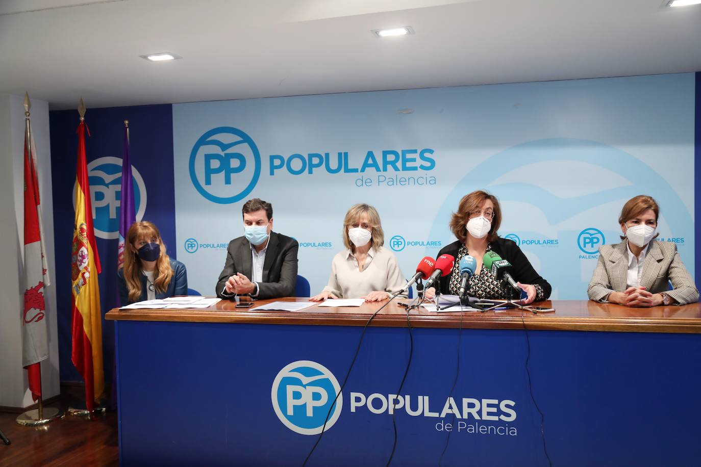 La presidenta del Partido Popular de Palencia, Ángeles Armisén, y la coordinadora provincial del PP, María José De la Fuente que presenta la ponencia, acompañan al consejero de Economía y Hacienda, Carlos Fernández Carriedo.