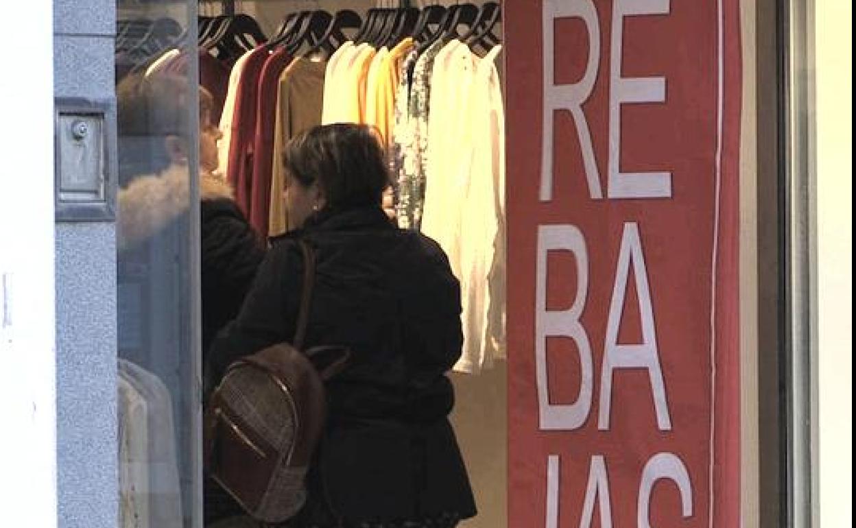 Una leonesa entra en un comercio durante el periodo de rebajas.