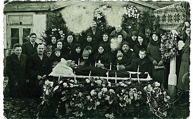 Imagen principal - Tres de las imágenes presentes en el libro.