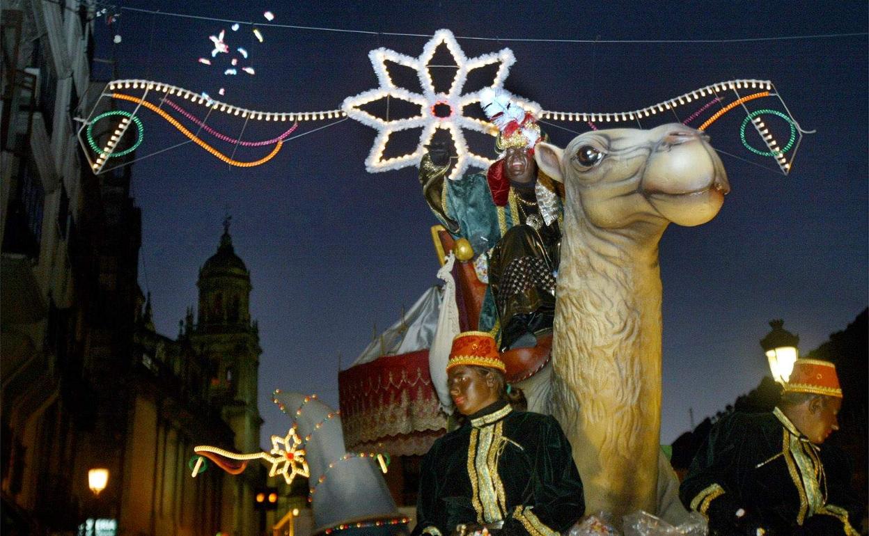 Un camello postizo en una cabalgata de Reyes. 