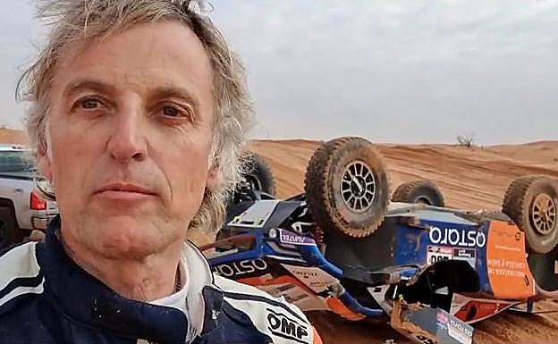 Calleja vuelca y sufre, pero sigue en el Dakar: «Esto, aquí, se llama vivir en la mierda»