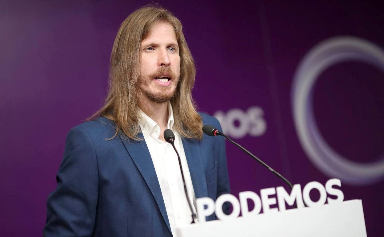 Pablo Fernández, durante una rueda de prensa, aún no ha confirmado su presencia en las candidaturas. 