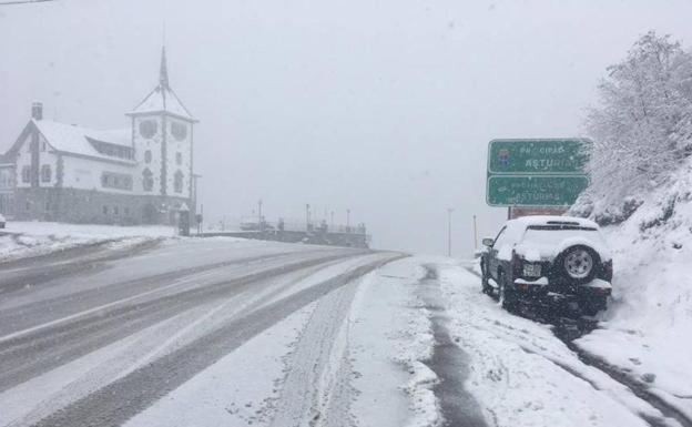 La nieve obliga a cerrar el puerto de Pajares al tráfico de camiones