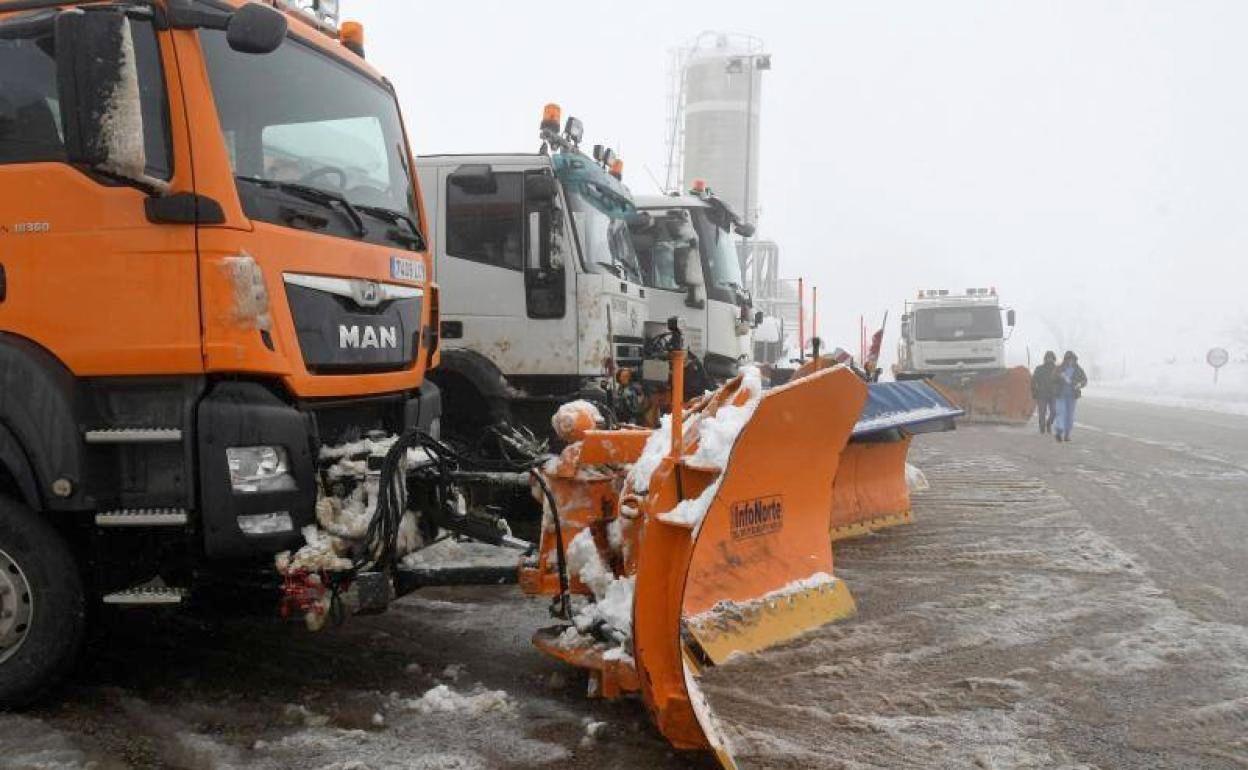 Máquitas quitanieves en las inmediaciones del puerto de Pajares, donde la nieve ha vuelto este martes. 