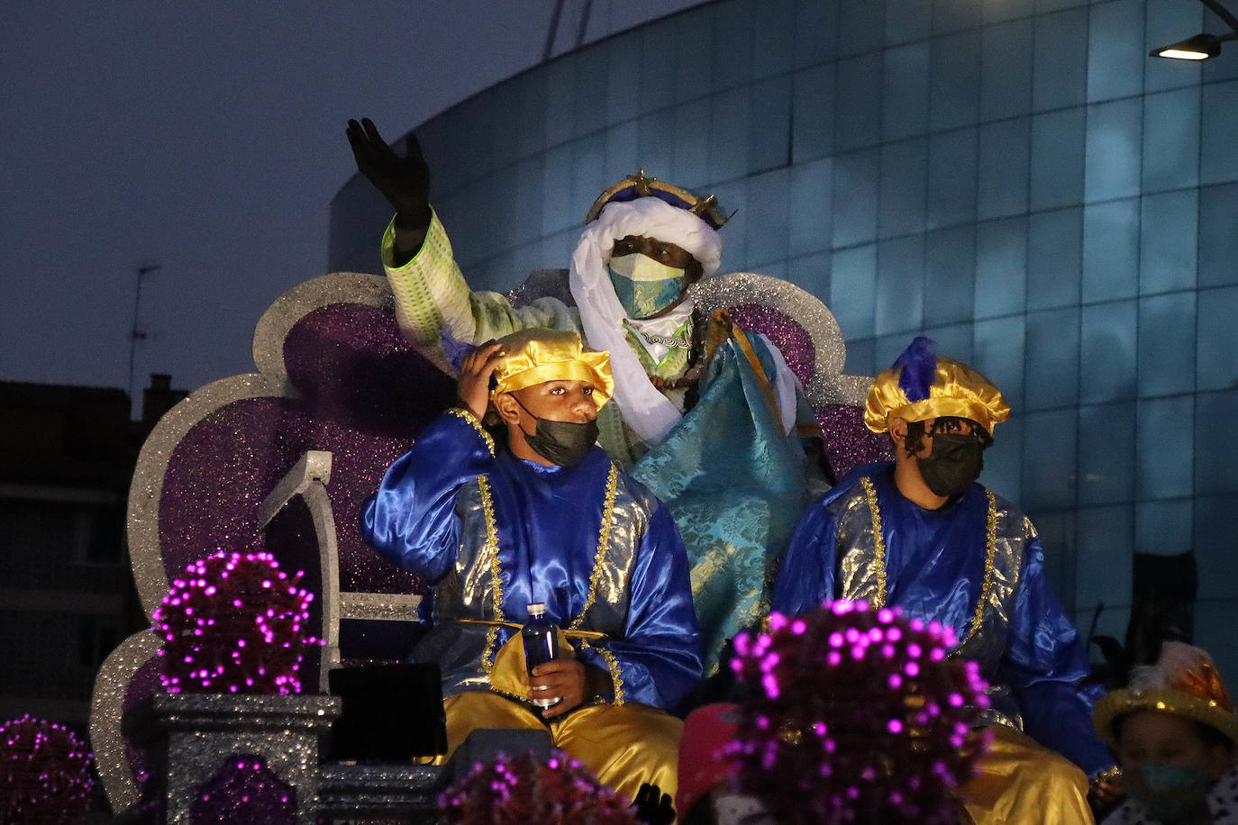 Sus Majestades los Reyes Magos de Oriente desfilan por las calles de León un una noche de Reyes mágica que retoma parte de la normalidad tras la pandemia